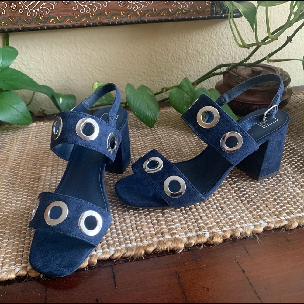Blue suede sandals with chunky heel